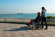 钦州八旬老人推轮椅带老伴游中国(为了方便推轮椅带老伴出门)