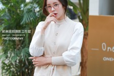 钦州兼职模特被摄影师亲(兼职模特被摄影师亲了)